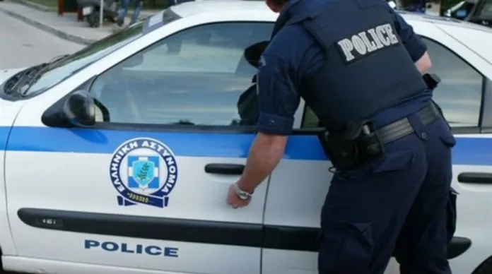 Αστυνομικός ξυλοκοπούσε την γυναίκα του μέσα στον δρόμο