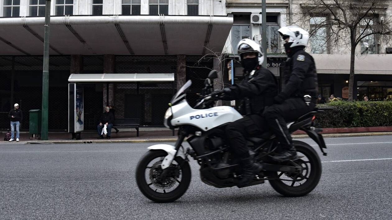 19χρονη κατήγγειλε ότι έπεσε θύμα βιασμού από αστυνομικούς μέσα στο Τμήμα