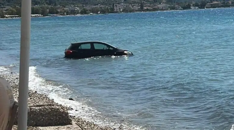 αυτοκίνητο στη θάλασσα στο Αίγιο