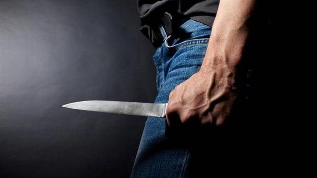 Άνδρας εισέβαλλε με μαχαίρι