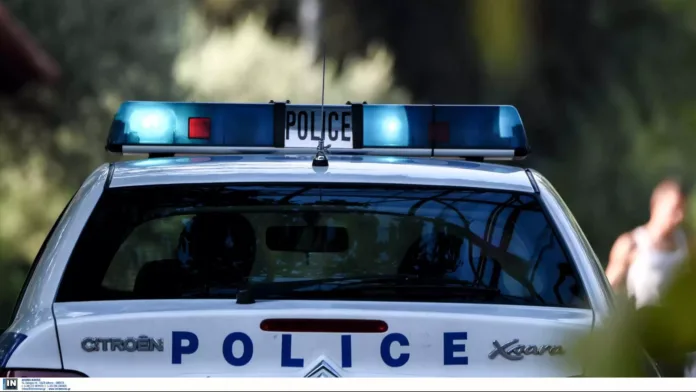 Νεαρός μαχαιρώνει αστυνομικό και πυροβολείται