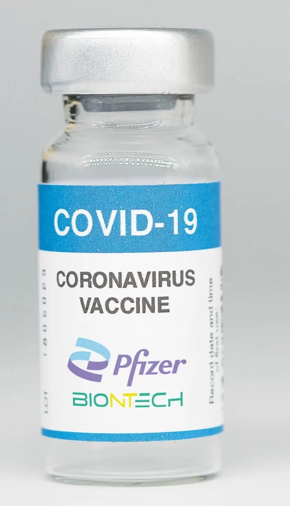 Ξαφνικά την Παρασκευή 13 Ιανουαρίου οι υγειονομικές Αρχές των ΗΠΑ ανακοίνωσαν ότι το επικαιροποιημένο εμβόλιο της Pfizer κατά του κορονοϊού μπορεί να συνδέεται με εγκεφαλικά επεισόδια στους ενηλίκους.
