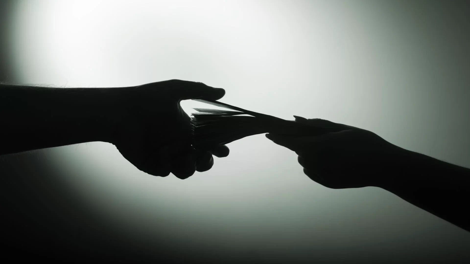 Ελέγχονται 496 πρόσωπα για μαύρο χρήμα