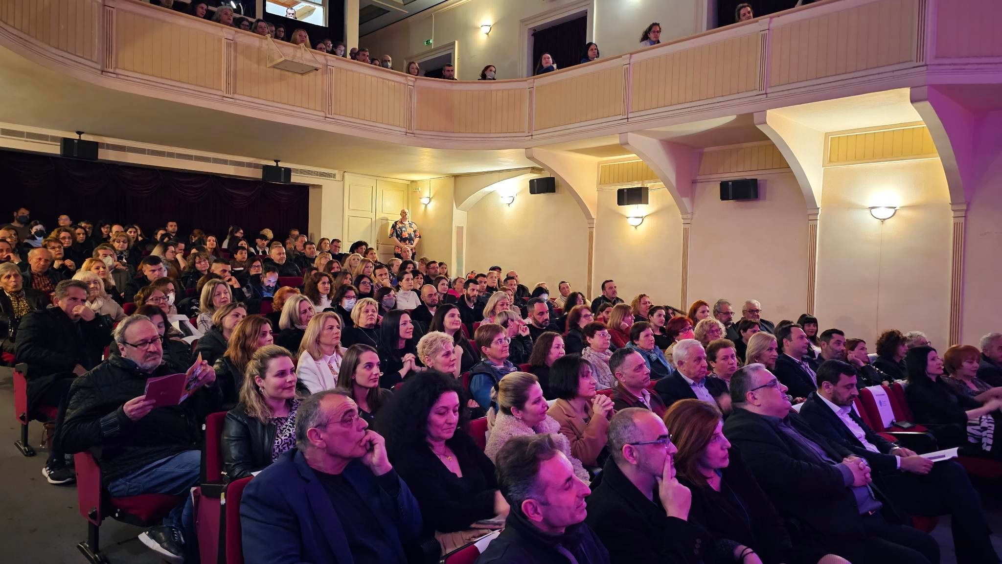 όκειται για μια απίστευτα καλοστημένη παράσταση που όπου την… πετύχετε, θα πρέπει να την δείτε!