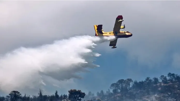 Έπεσε Canadair ενώ επιχειρούσε στην Κάρυστο