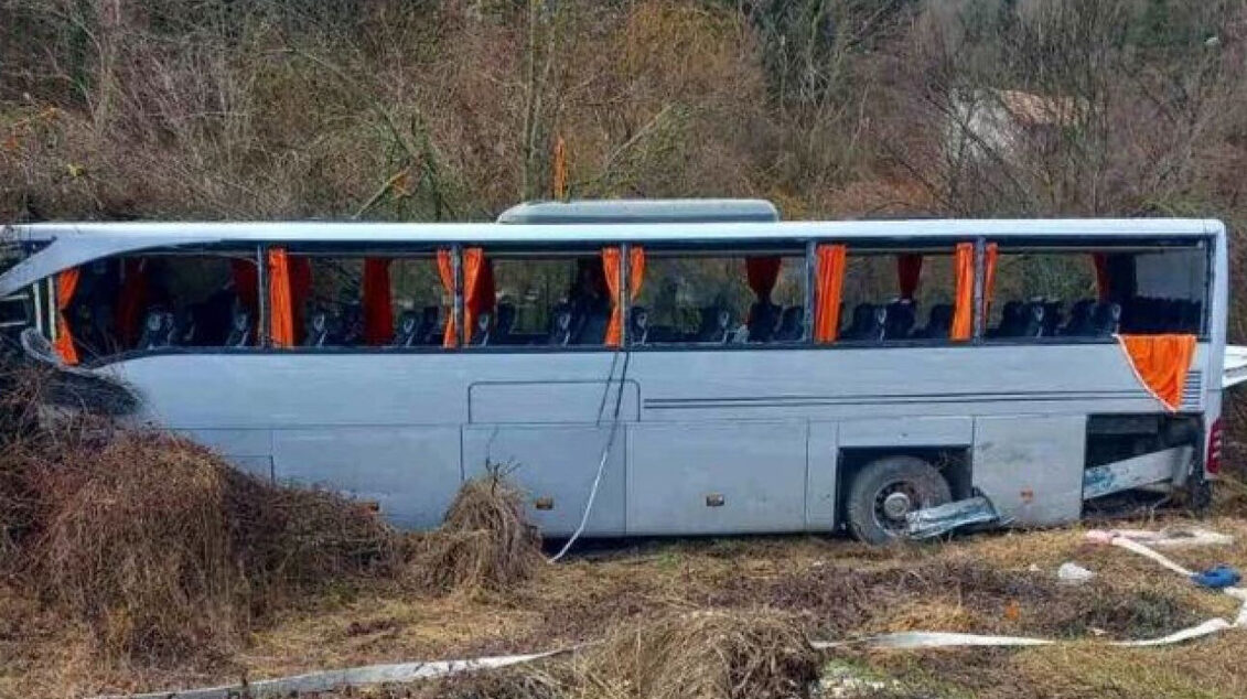 Τουριστικό λεωφορείο με Έλληνες συγκρούστηκε με νταλίκα