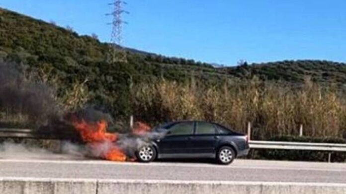 Φωτιά σε δυο αυτοκίνητα σε Πάτρα και Ιόνια Οδό