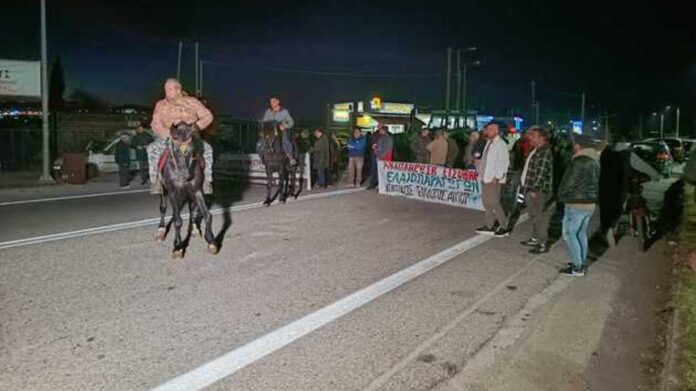 Καβαλάρηδες αγρότες σε μπλόκο