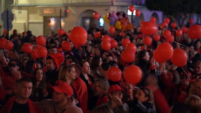 Πραγματοποιήθηκε η Καρναβαλική βραδινή παρέλαση με θέμα «Κόκκινη Νύχτα