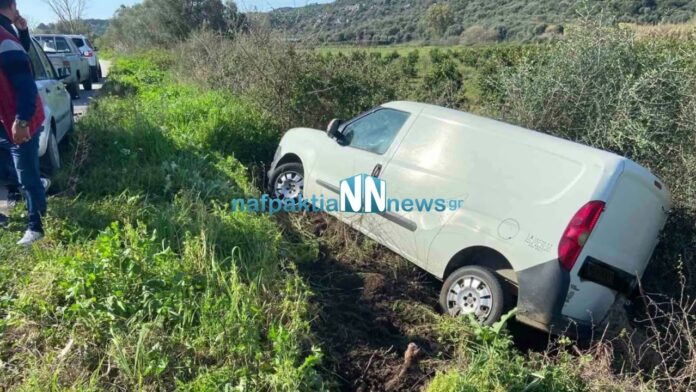 Τα δέντρα συγκράτησαν το όχημα πριν πέσει στο νερό!