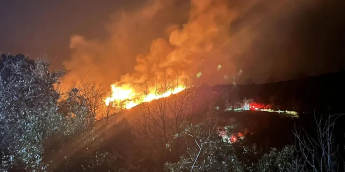 Δύσκολο το βράδυ στη Μεσσηνία Εντολή προληπτικής εκκένωσης οικισμού λόγω της φωτιάς