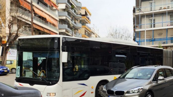 Επιβάτες εγκλώβισαν “πορτοφολά” μέσα σε λεωφορείο