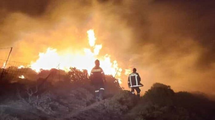 Συναγερμός! Κοντά σε κατοικημένες περιοχές ανεξέλεγκτη φωτιά στα Χανιά