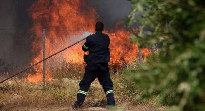 Κοντά σε κατοικημένη περιοχή φωτιά στη Ζαχάρω