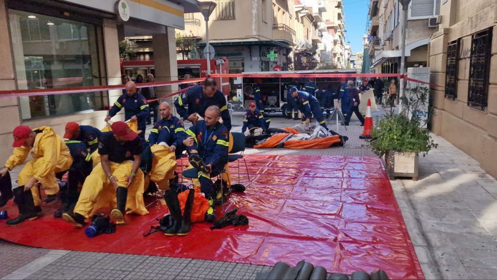 ΔΕΙΤΕ ΦΩΤΟ ΚΑΙ ΒΙΝΤΕΟ: Σενάριο με Φάκελο με χημική σκόνη στα Δικαστήρια - Δύο νεκροί, μία τραυματίας - Επέμβαση της ΕΜΑΚ