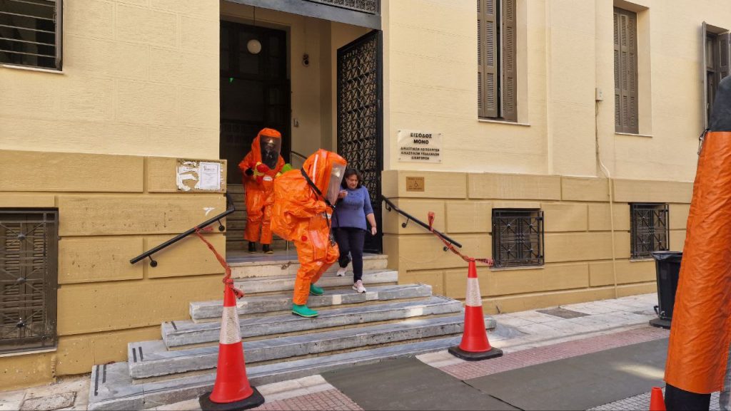 ΔΕΙΤΕ ΦΩΤΟ ΚΑΙ ΒΙΝΤΕΟ: Σενάριο με Φάκελο με χημική σκόνη στα Δικαστήρια - Δύο νεκροί, μία τραυματίας - Επέμβαση της ΕΜΑΚ