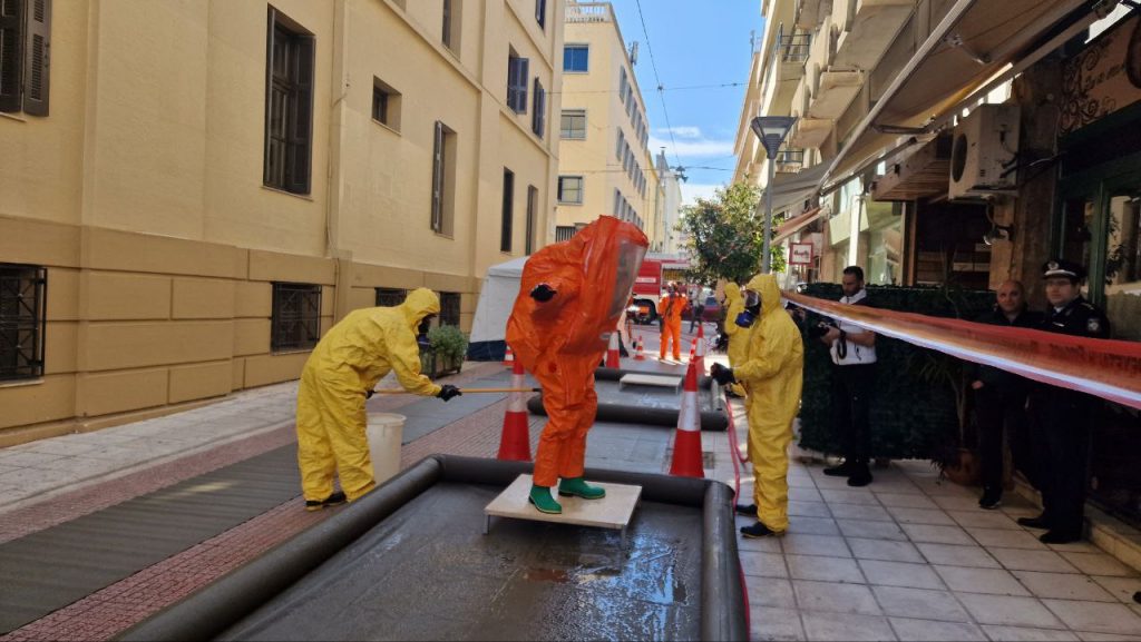 ΔΕΙΤΕ ΦΩΤΟ ΚΑΙ ΒΙΝΤΕΟ: Σενάριο με Φάκελο με χημική σκόνη στα Δικαστήρια - Δύο νεκροί, μία τραυματίας - Επέμβαση της ΕΜΑΚ