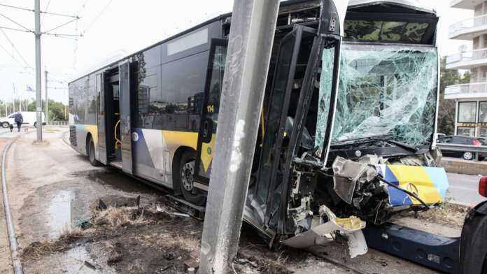 Λεωφορείο προκαλεί ατύχημα στην περιοχή των Λιοσίων.