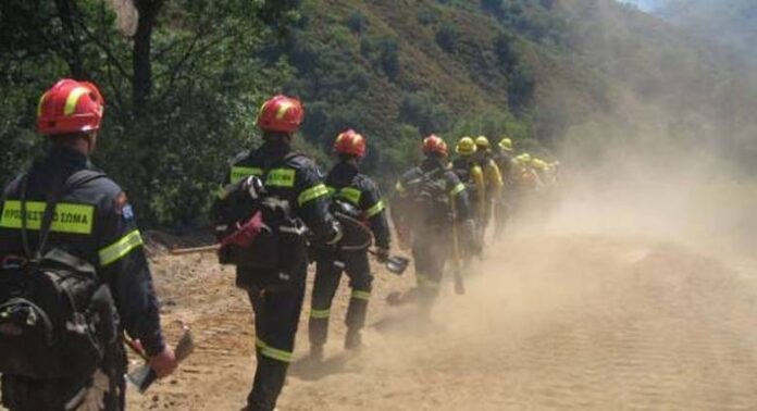 Έπεσαν σε χαράδρα με το αυτοκίνητο