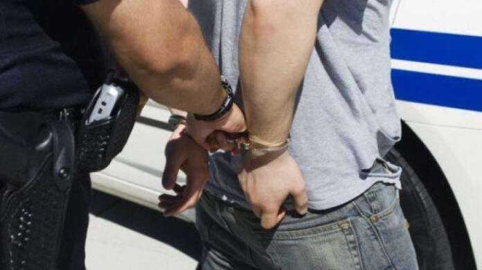 Χειροπέδες σε πατέρα και γιο