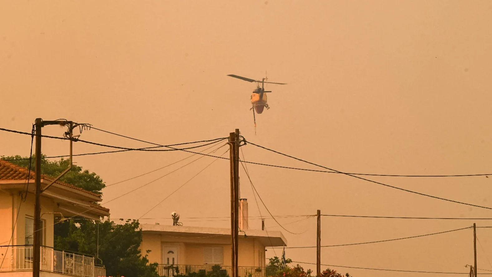 Μεγάλη μάχη με τις φλόγες περιμένοντας τα εναέρια μέσα