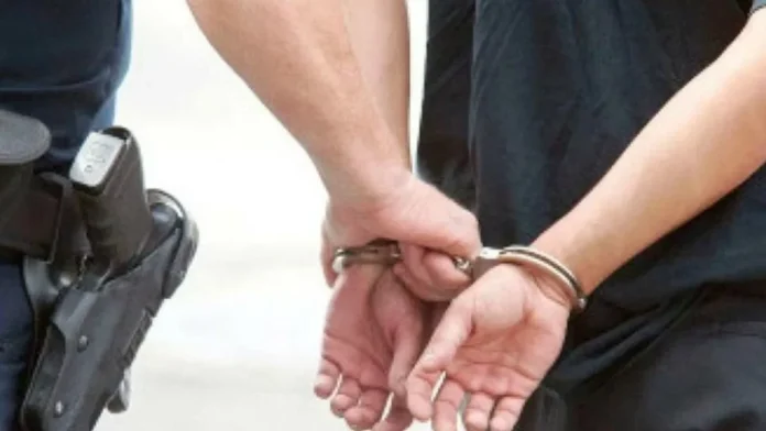 Προσπάθησε να την βιάσει μέσα στο σπίτι της