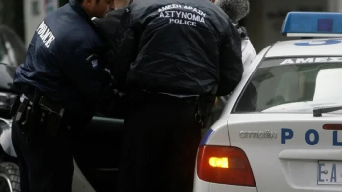 Πιτσιρίκια έκλεψαν κάρτες από αυτοκίνητο και πήγαν για… ψώνια