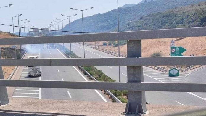 Τυλίχθηκε στις φλόγες φορτηγό στην Αιτωλοακαρνανία