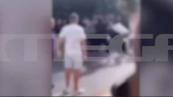 Άγριο ξύλο μεταξύ ανηλίκων σε είσοδο σχολείου στο Παγκράτι
