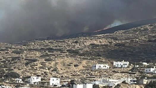 Μεγάλη πυρκαγιά στην Ιο που δεν έχει πυροσβέστες