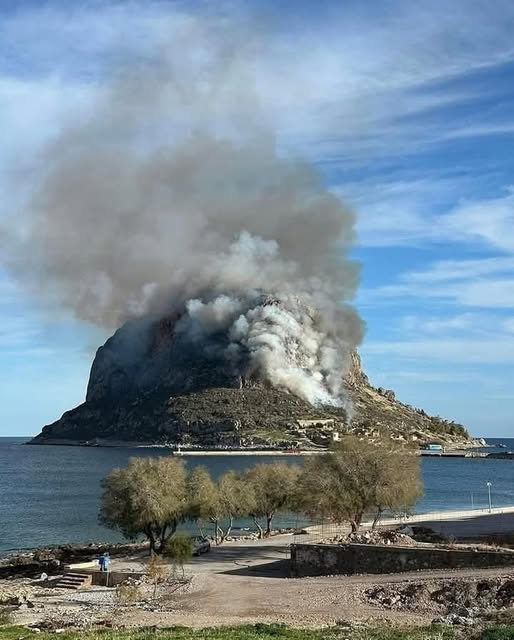 Μεγάλη πυρκαγιά στη Μονεμβασιά