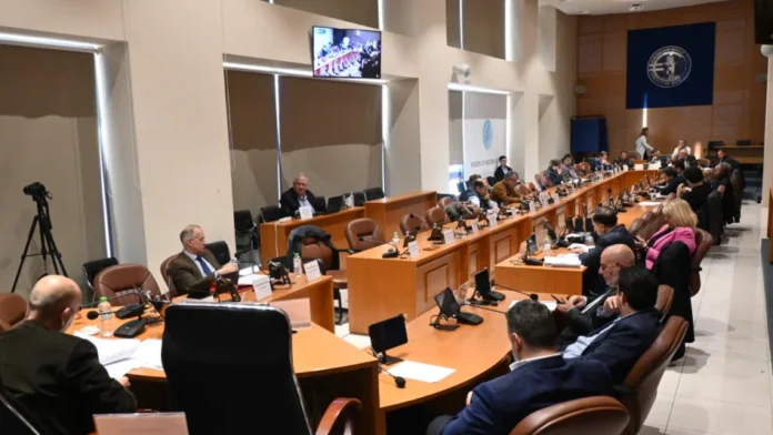 Περιφερειακό Συμβούλιο Δυτικής Ελλάδας: Ψήφισαν πιο ακριβό ρεύμα