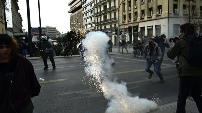 Η στιγμή που η κρότου λάμψης χτυπάει τον Μάριο Λώλο στο κεφάλι (vid)