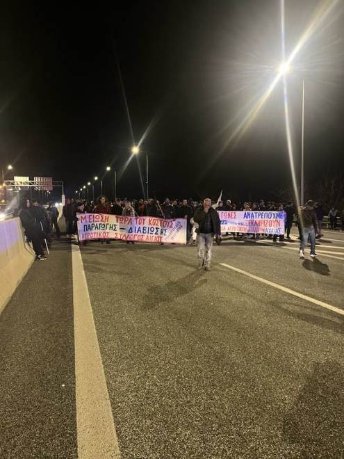 Έκοψαν βασιλόπιτα στο "μπλόκο" των αγροτών του Αιγίου - Φώτο 1
