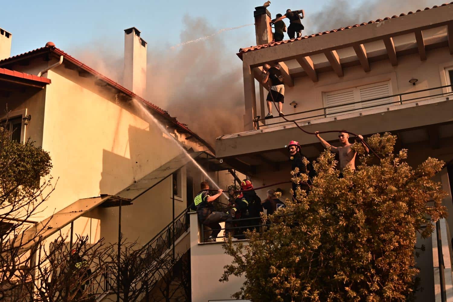astynomikoi tis dias apegklovizoun katoikous sto kryoneri dramatiki i katastasi sti drosopigi 26 7 25