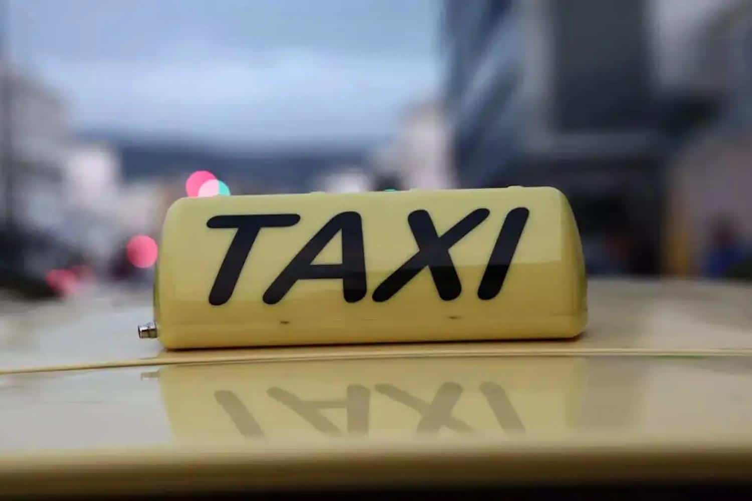 cheiropedes se odigo taxi pou chreose 310 evro gia el venizelos syntagma 26 7 25