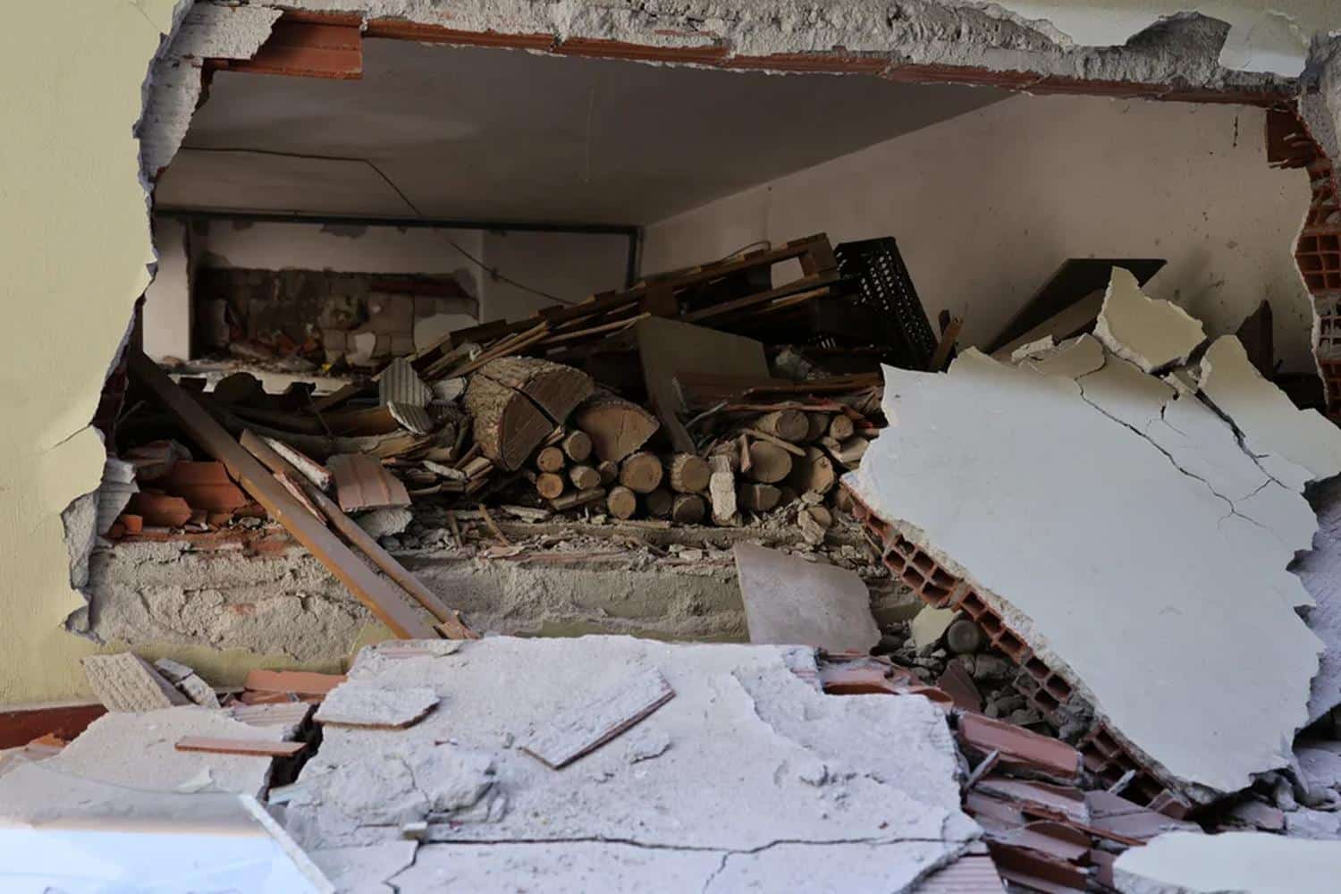 ekrixi sti thessaloniki omoiotites me ti vomva sto spiti tou pretenteri entopizei i el as vinteo 28 7 25