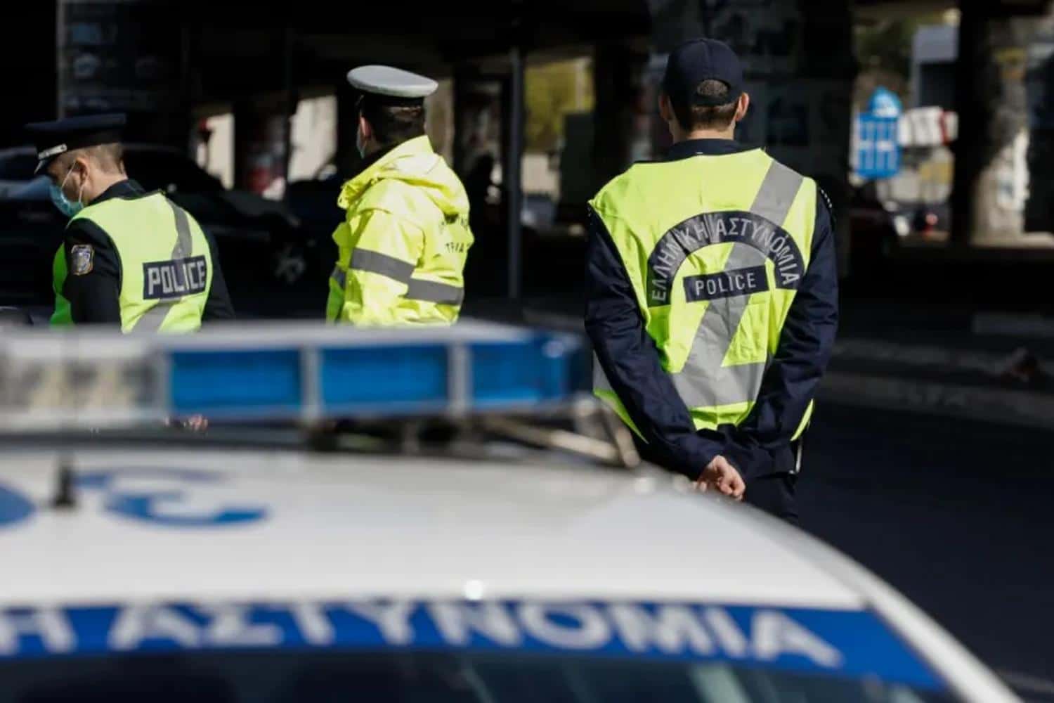 freno se paranomo parkingk exo apo katastima stin kifisia synelifthisan dyo atoma 26 7 25