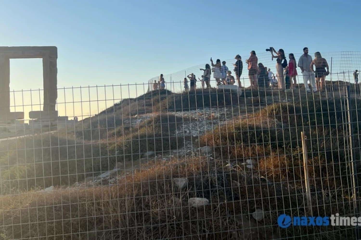 naxos synelifthisan ergates gia tin topothetisi syrmatoplegmatos stin portara i katangelia tou dimou eikones vinteo 5 8 25