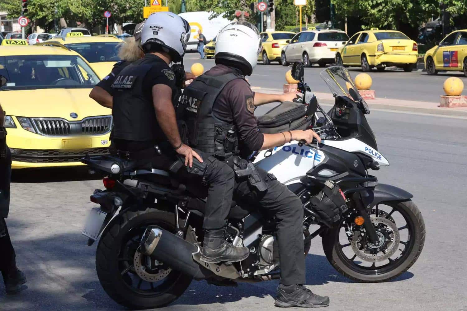 o filos tou proin astynomikou prospathise na xefortothei tin kokaini sto banio pos oi adiafthoroi tsibisan ton tiktoker 5 8 25