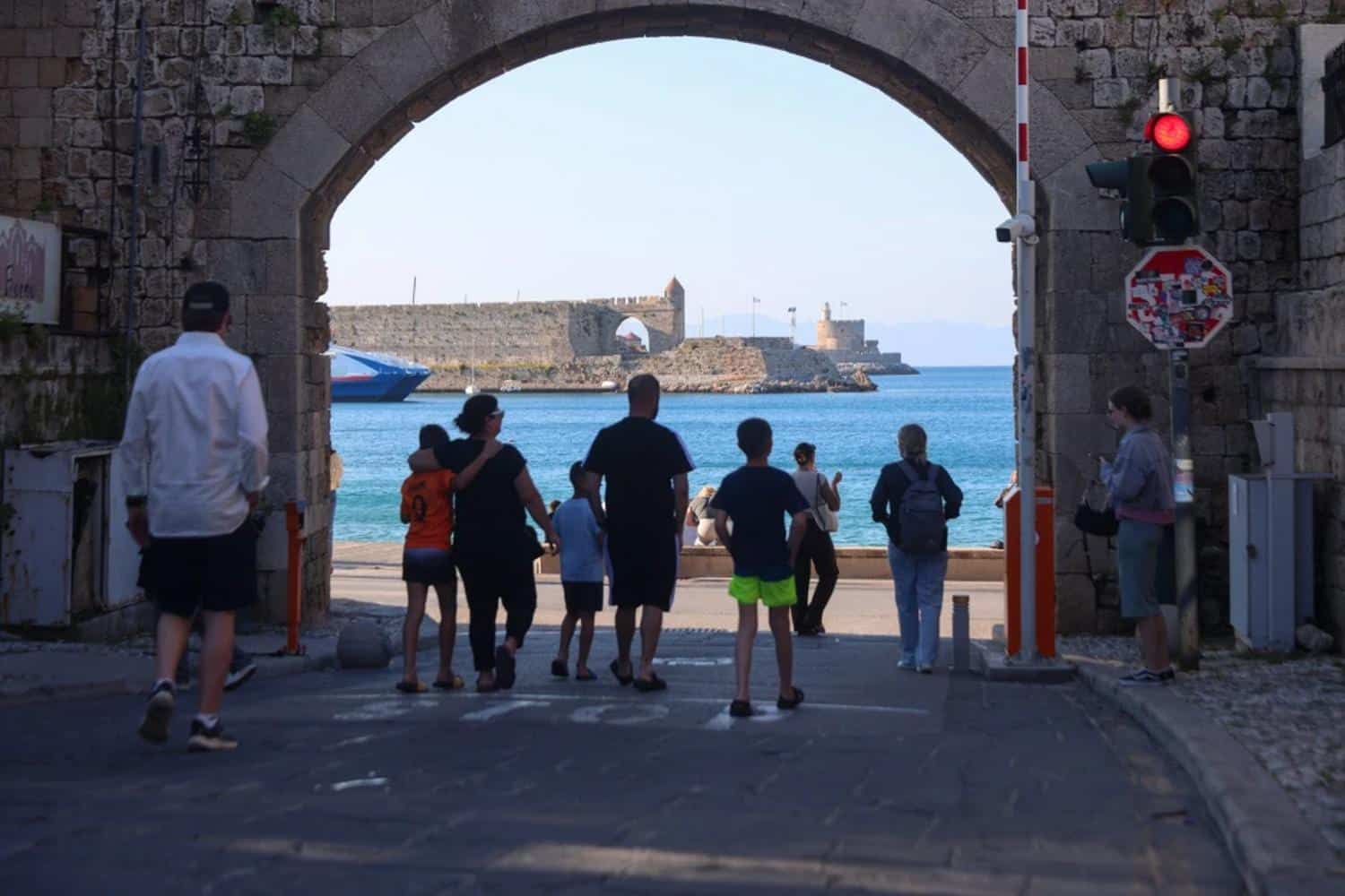 rodos stamatisa otan katalava oti den einai sosto leei o pateras pou viaze tin kori tou kai apektisan paidi vinteo 4 8 25
