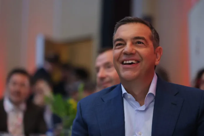 παραιτείται