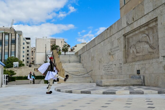 αναλαμβάνει το Υπουργείο Εθνικής Άμυνας.