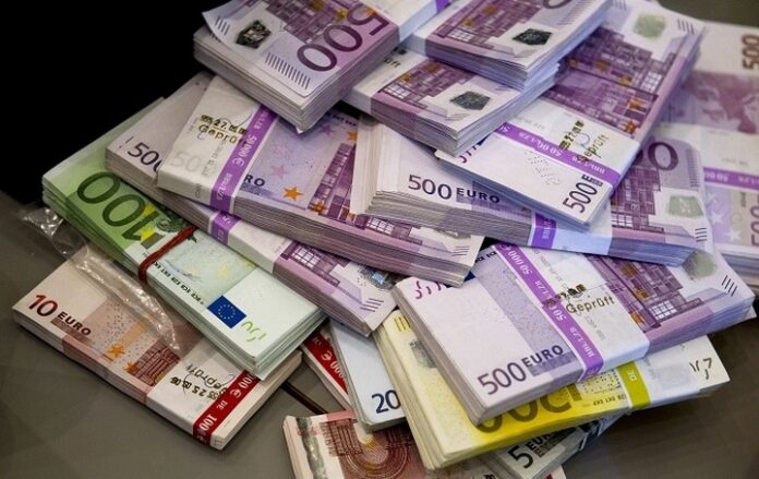 Ποιος δήμαρχος έψαχνε σακ βουαγιάζ με €40.000 που ξέχασε σε αίθουσα συσκέψεων;