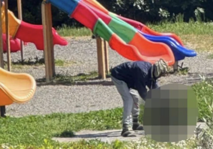 Οργή στην Ιταλία: Νιγηριανός σκότωσε γάτα και προσπάθησε να την μαγειρέψει έξω από παιδική χαρά