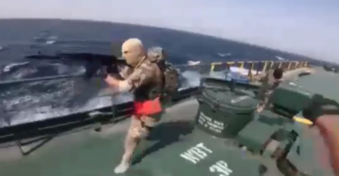 Βίντεο σοκ στα Στενά του Ορμούζ: Ιρανοί στρατιωτικοί εισβάλουν σε ελληνόκτητο πλοίο