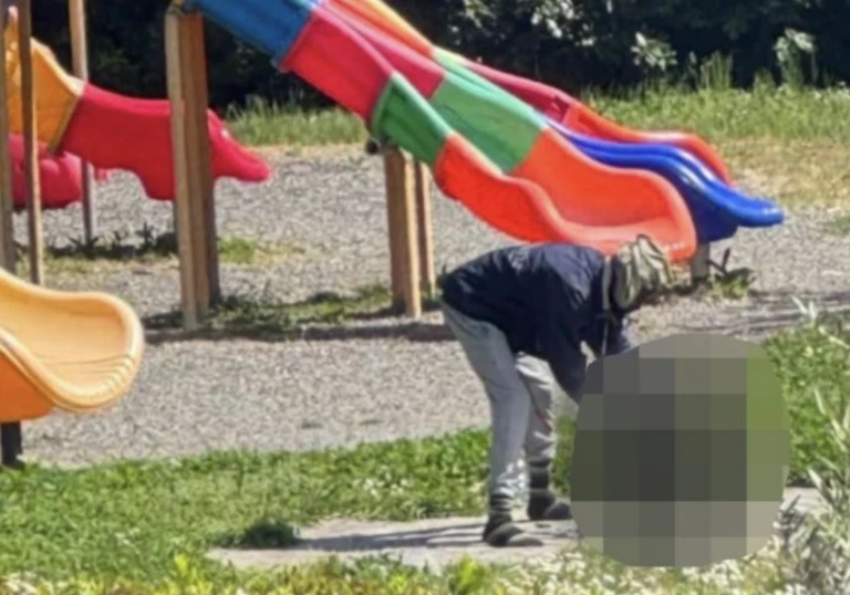 Οργή στην Ιταλία: Νιγηριανός σκότωσε γάτα και προσπάθησε να την μαγειρέψει έξω από παιδική χαρά | NEWSFIRE.GR
