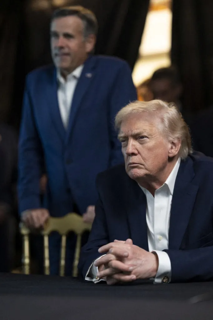 Βόμβα στην CIA: Αποσύρει 19 έγγραφα επηρεασμένα από DEI που στοχοποίησαν γυναίκες σε παραδοσιακούς ρόλους Ο Πρόεδρος των ΗΠΑ Ντόναλντ Τραμπ, με σκούρο μπλε κοστούμι, κάθεται σε τραπέζι με τα χέρια σταυρωμένα, παρακολουθώντας στρατιωτική επιχείρηση.