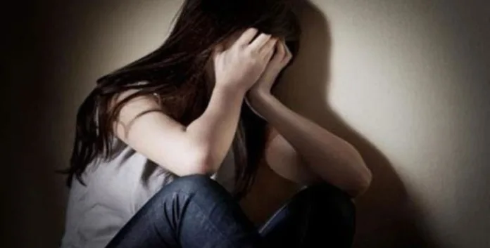 Ξυλοκόπησαν 13χρονη έξω από γυμνάσιο στην Αμαλιάδα