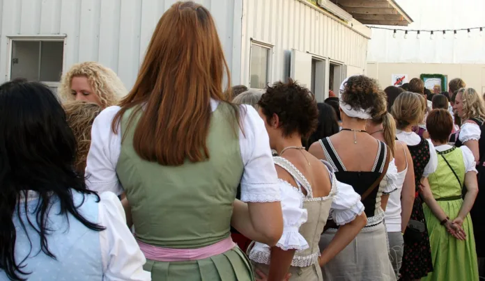 Βαυαρία: Οι Πράσινοι κηρύσσουν πόλεμο στις ουρές έξω από γυναικείες τουαλέτες